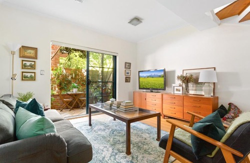 Erskineville Apartment | Spacious 2-Bed Townhouse with a Lush Courtyard
