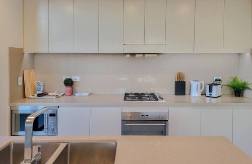 Kogarah Apartment | Spacious 3-Bed Penthouse with Perfect View
