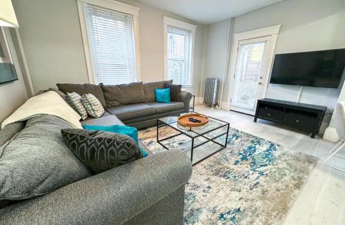 Aspinwall Hill Apartment | Spacious 3Bed, 2Bath, Near Hospitals & Transports