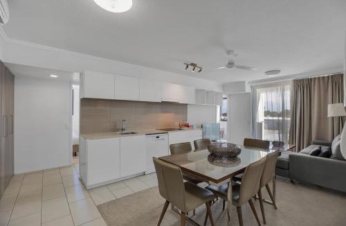 Mackay Apartment | Spacious 3BR 2-Key Apartment - Pool Gym & Parking