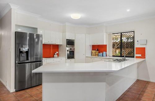 Newport House | Spacious 4BR Waterfront Stay Pool Table AC