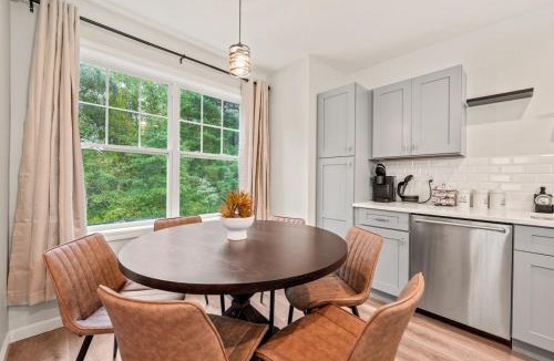 Maple Hill House | Spacious 5BR House with King Beds in Prime Location