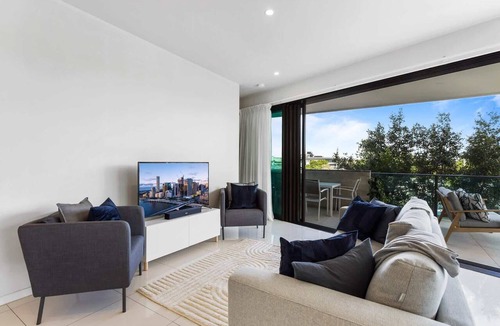 Bulimba Apartment | Spacious and Superb 3-Bed Apartment