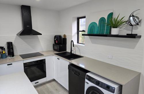 Lammermoor House | Spacious Beach Apartment Yeppoon - ARay at Cooee Bay - Apt B