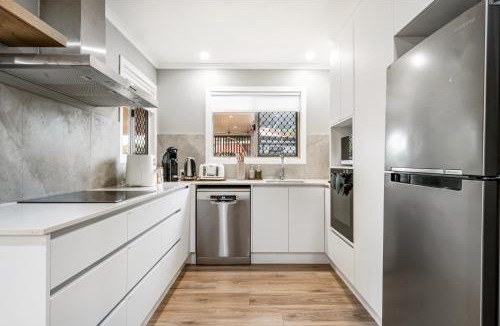 Beachmere House | Spacious Beachmere Retreat - Walk to the Bay