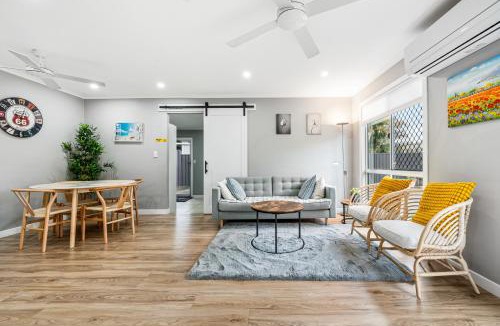 Beachmere House | Spacious Beachmere Retreat - Walk to the Bay