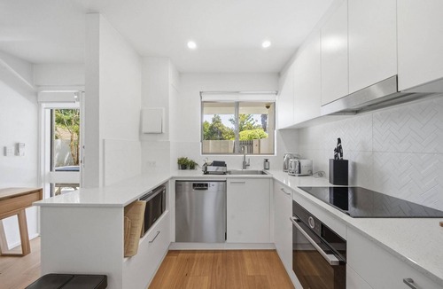 Kingston Apartment | Spacious Bright Apartment with Courtyard and BBQ