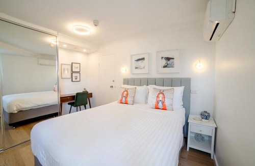 Darlinghurst Apartment | Spacious CBD Suite with Pool & Gym - Walk to Opera House