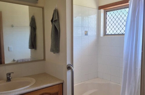 Maryborough House | Spacious & Comfortable Stay | Central Location