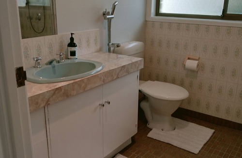 Woombye House | Spacious, comfortable, Pet Friendly 3-Bed House minutes from the Big Pineapple