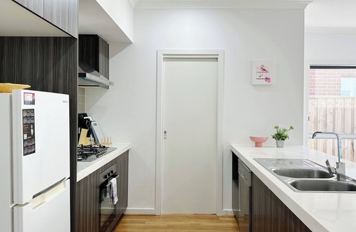 Truganina House | Spacious Comfy New: 7 beds 4 Rooms Easy Shopping