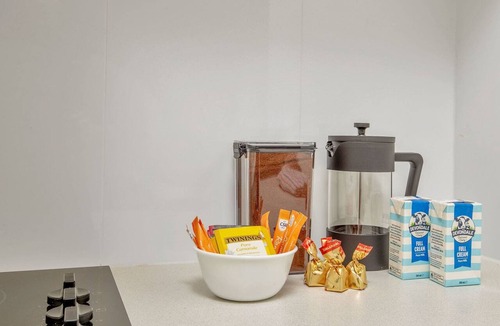 Burleigh Heads Apartment | Spacious Ground Floor Retreat by Burleigh Beach