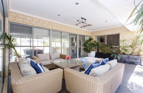 Beaconsfield House | Spacious Hampton House - South Fremantle