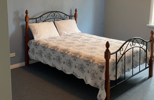 Guildford Apartment | Spacious Lofty Apartment, Stunning Views Overlooking Garden opposite Rose &Crown