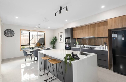 Pallara House | Spacious Modern 6BR Family Home in Pallara QLD