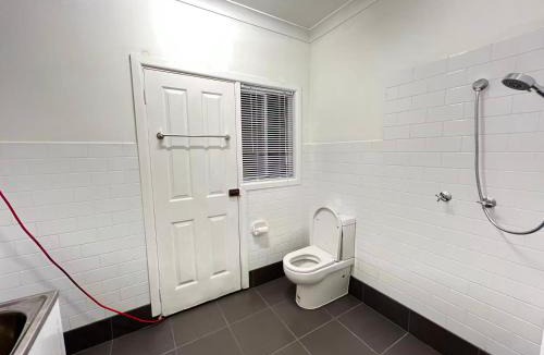 Rydalmere House | Spacious Queen Room in Two Story House - R3
