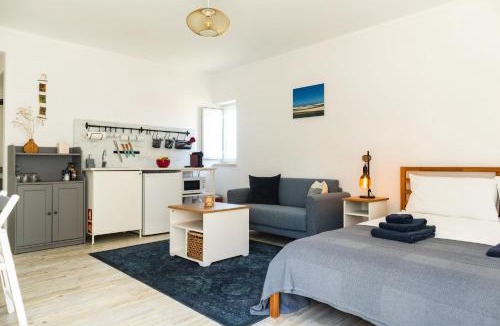 Atalaia Apartment | Spacious Studio in Sunny Villa Minutes to Beach