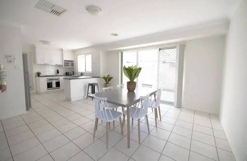 East Wagga Wagga Apartment | Spacious townhouse close to amenities!