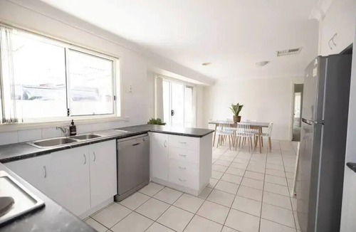 East Wagga Wagga Apartment | Spacious townhouse close to amenities!