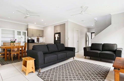 Pialba House | Stars on Torquay Road