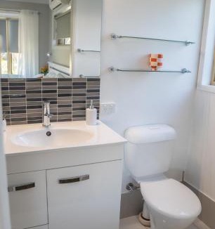 Urraween House | Stays with Ripley 3 min to hospital and beach Pet friendly