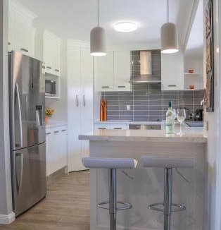Urraween House | Stays with Ripley 3 min to hospital and beach Pet friendly