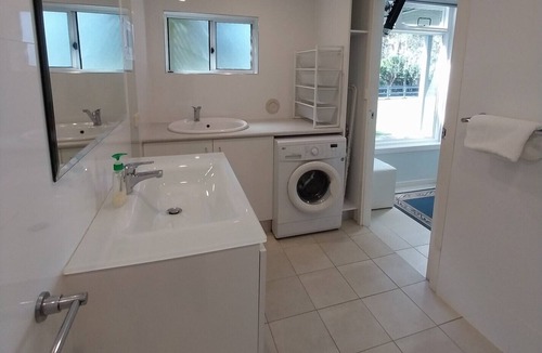 Woolgoolga Apartment | Studio-Dolphin's Moon on Pollack