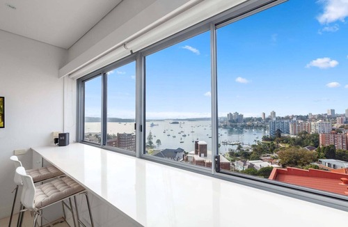 Elizabeth Bay Apartment | Studio in Elizabeth Bay with Pool & City Views