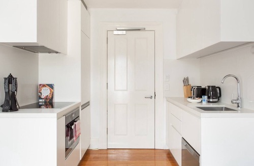 Lewisham Apartment | Stunning Studio with Alfresco Terrace near Trains
