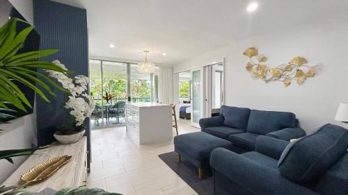Palm Cove Apartment | Stunning Top Floor Apartment Views to Palm Cove