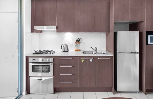 Kelvin Grove Apartment | Stylish 2 BDR Apt Near QUT And RBWH With Parking