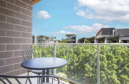 Kelvin Grove Apartment | Stylish 2 BDR Apt Near QUT And RBWH With Parking