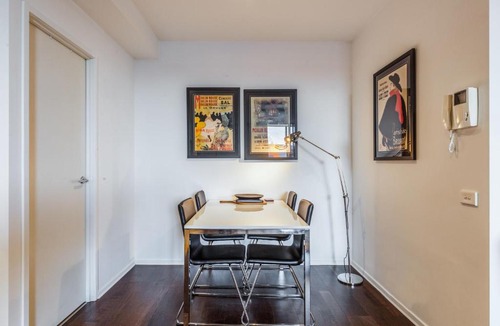 Richmond North Apartment | Stylish 2-bed 2 bath with free parking, pool, gym, wifi