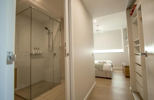 Nundah Apartment | Stylish 2BDR Nundah Stay with Golden Sunsets