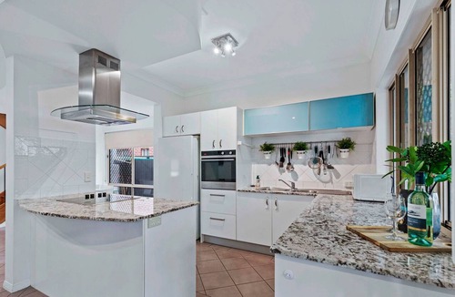 Balmoral Apartment | Stylish 3BR Townhouse CampHill + Wi-Fi, Parking