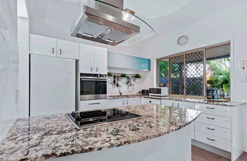 Balmoral Apartment | Stylish 3BR Townhouse CampHill + Wi-Fi, Parking
