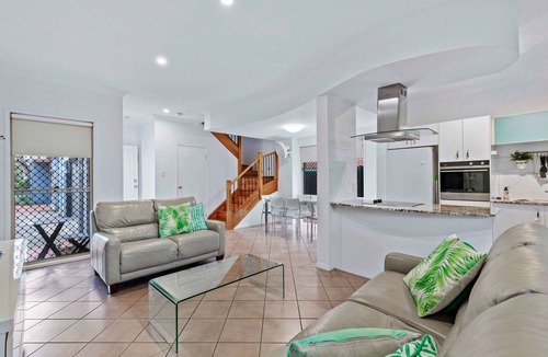 Balmoral Apartment | Stylish 3BR Townhouse CampHill + Wi-Fi, Parking