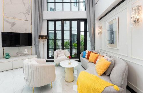 Phra Khanong Nuea Villa | Stylish 7Beds Poolhouse with Cinema Lift - 2min to BTS