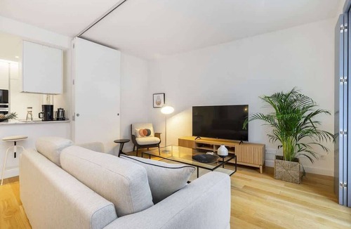 Santo Amaro Apartment | Stylish Alcântara Apt: Steps to Lx Factory!
