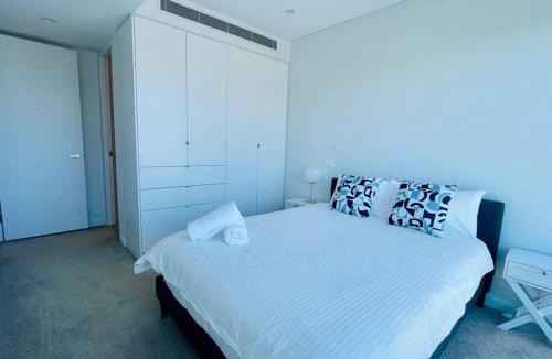 Chatswood CBD Apartment | Stylish Chatswood 2BR Apartment with 3 Beds, Gym, Near Metro