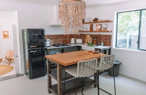Palmwoods Cottage | Stylish Cottage + Outdoor Bath near Montville
