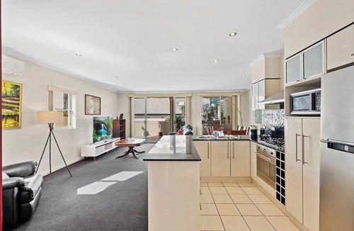 Spring Hill Apartment | Stylish Escape Free Parking for 2 Walk to CBD