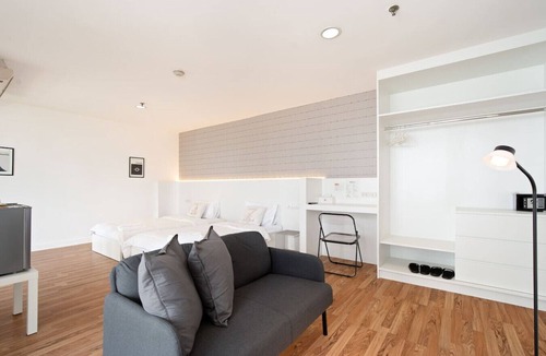 Ploenchit Apartment | Stylish Twin BR w/Ensuite Bath & Relaxing Tub BTB7