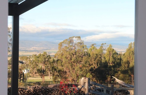 Devon Hills House | Summit Accommodation in rural peace10 mins from Launceston