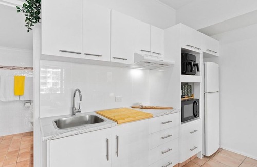 Surfers Paradise Apartment | Sun & Fun Beachfront Retreat – Pool & Spa