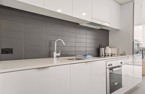 Fortitude Valley Apartment | Sunny 2-Bed in Valley with Premium Amenities