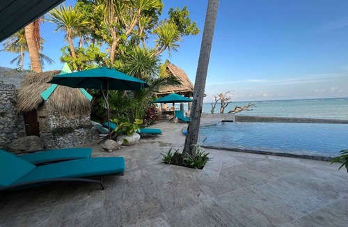 Hua Thanon Villa | Sunrise Golden Beachfront Villa