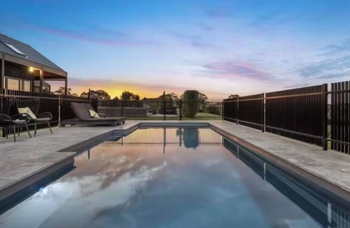 Orange House | Sunset Ridge Retreat, stunning views, pool and sauna