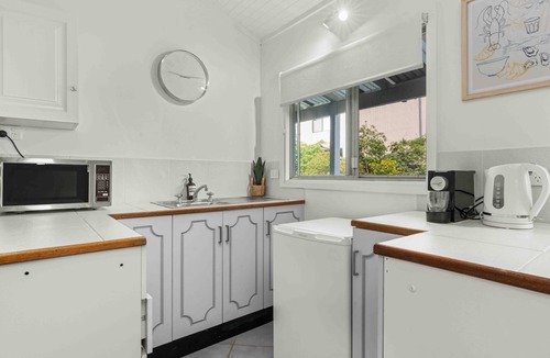 Culburra Beach Apartment | Surfrider Studio - Pet Friendly - 50m to Beach!