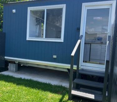 Wollongong Ski Chalet | Sweet Cute blue tiny home with Pool and 2 minute drive to the beach